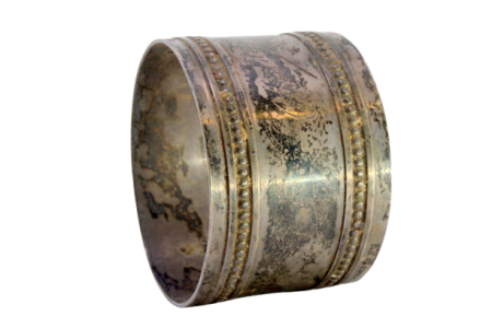 Argola de guardanapo em prata com relevos perlados em duplo friso.